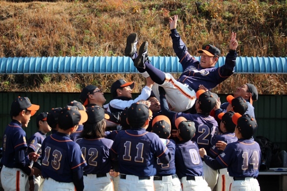 兵庫三木リトルシニア杯優勝！　山本総監督胴上げ再び！
